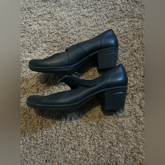 Clarks black heeled size 9 womens slip ons - Picture 2 of 5